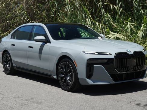 New 2025 BMW 740i image 2