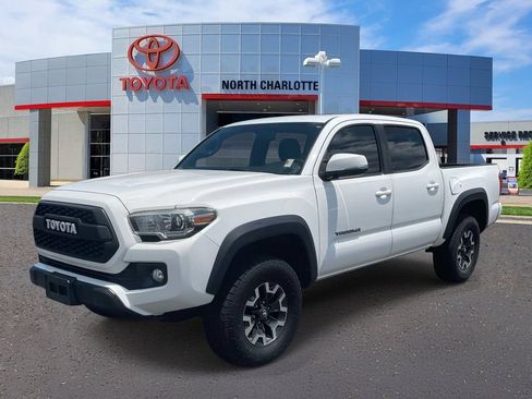 Used 2017 Toyota Tacoma TRD Off-Road w/ Premium & Technology Package AWD/4WD image 3
