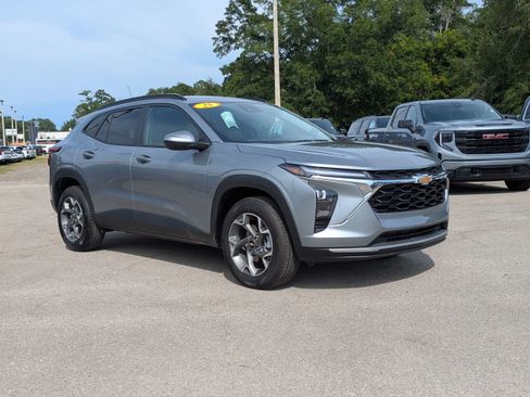 Used 2025 Chevrolet Trax LT w/ Driver Confidence Package FWD image 2