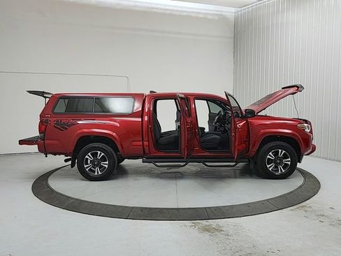 Used 2018 Toyota Tacoma TRD Sport image 16