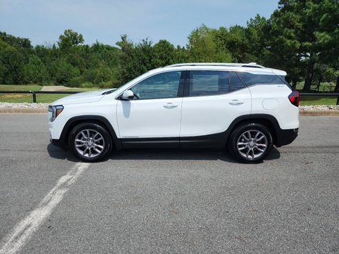 Certified 2024 GMC Terrain SLT FWD image 2