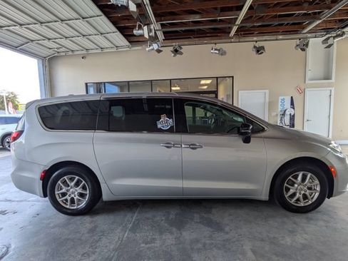 Used 2024 Chrysler Pacifica Touring-L FWD image 3