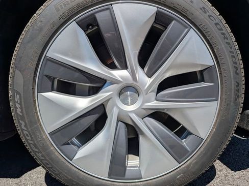 Used 2024 Tesla Model Y Long Range AWD/4WD image 9