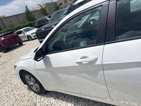 Used 2024 Hyundai Elantra SE FWD image 10