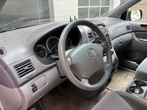 Used 2010 Toyota Sienna CE FWD image 11