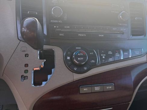 Used 2013 Toyota Sienna XLE FWD image 13
