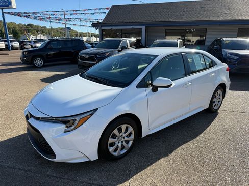 Used 2024 Toyota Corolla LE image 3