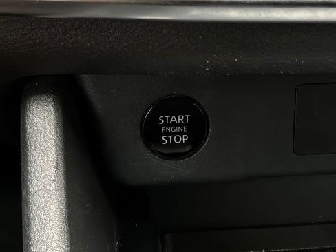 Used 2025 Nissan Rogue SV AWD/4WD image 30