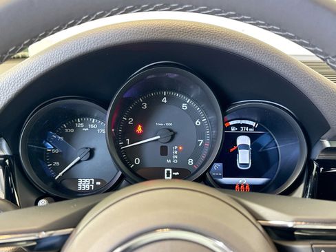 Certified 2025 Porsche Macan image 14
