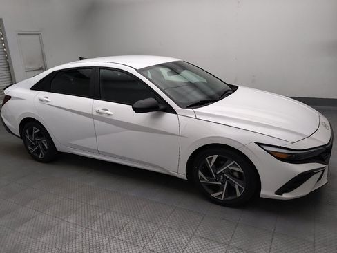 Used 2025 Hyundai Elantra Sport FWD image 11