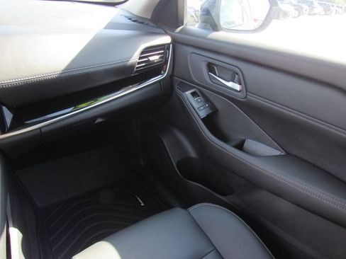 Certified 2025 Nissan Rogue SL FWD image 22
