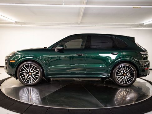 Used 2024 Porsche Cayenne S AWD/4WD image 2