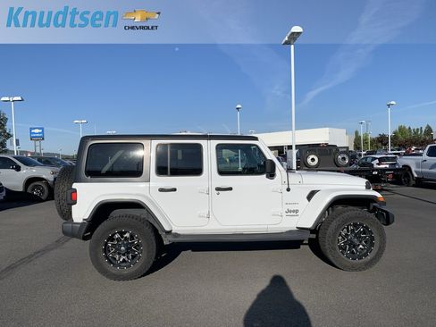 Used 2018 Jeep Wrangler Unlimited Sahara w/ Cold Weather Group AWD/4WD image 8