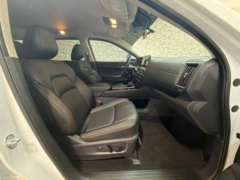 Used 2025 Nissan Pathfinder SL FWD image 11