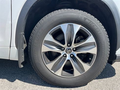 Used 2024 Toyota Highlander XLE image 9