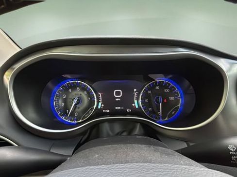 Used 2024 Chrysler Pacifica Touring-L FWD image 15