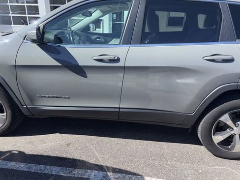 Used 2019 Jeep Cherokee Limited w/ Technology Group image 12