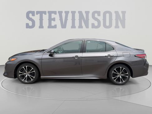 Used 2018 Toyota Camry SE w/ Moonroof Package FWD image 2