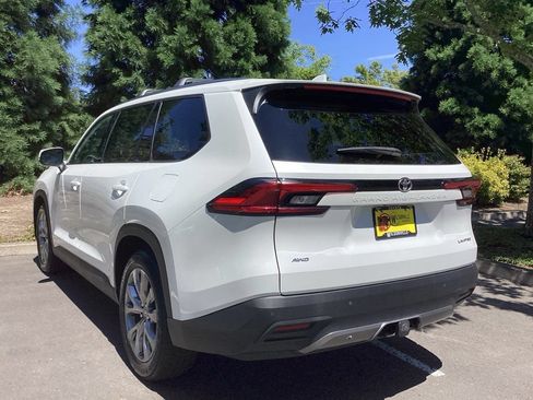 Used 2024 Toyota Grand Highlander AWD image 10