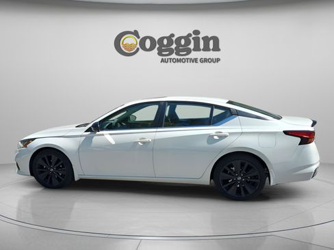 Used 2022 Nissan Altima 2.5 SR w/ Midnight Edition Package image 2