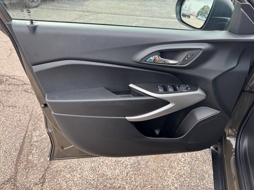 Certified 2024 Chevrolet Trax LS w/ Driver Confidence Package FWD image 9