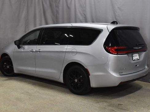 Certified 2024 Chrysler Pacifica Touring-L image 7