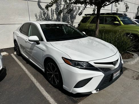 Used 2019 Toyota Camry SE w/ Carpet Mat Package FWD image 4