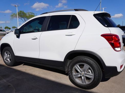 Used 2022 Chevrolet Trax LT w/ LT Convenience Package image 4