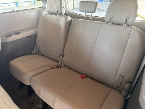 Used 2020 Toyota Sienna XLE w/ Carpet Mat Package FWD image 4