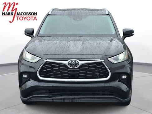 Used 2023 Toyota Highlander XLE image 3