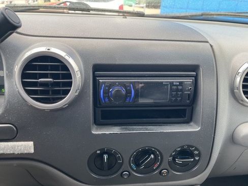 Used 2004 Ford Expedition XLT image 13