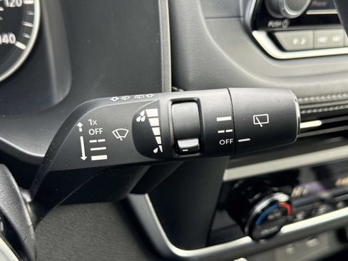 Used 2023 Nissan Rogue SV image 11