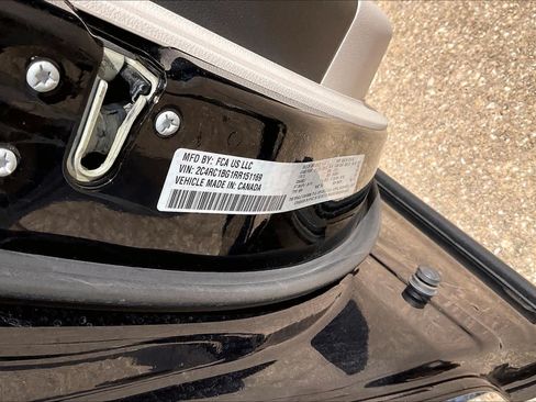 Used 2024 Chrysler Pacifica Touring-L FWD image 37
