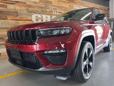 Used 2023 Jeep Grand Cherokee Limited w/ Black Appearance Package AWD/4WD image 14