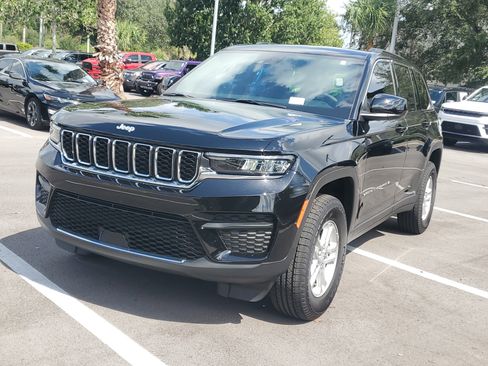 Used 2025 Jeep Grand Cherokee Laredo w/ Luxury Tech Group I AWD/4WD image 4