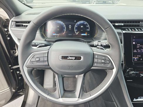 Used 2025 Jeep Grand Cherokee Laredo X RWD image 21