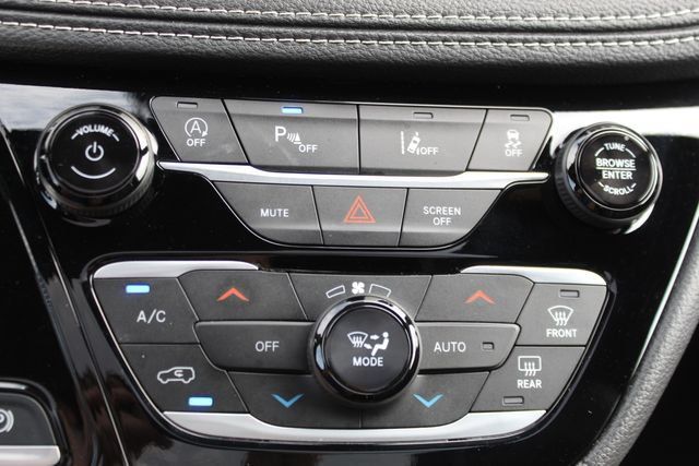 Used 2025 Chrysler Pacifica Limited FWD image 21