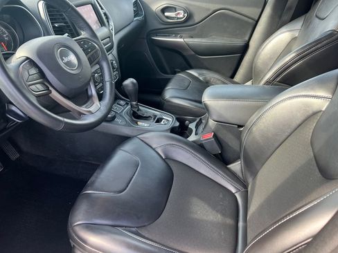 Used 2019 Jeep Cherokee Latitude Plus w/ Comfort/Convenience Group AWD/4WD image 11