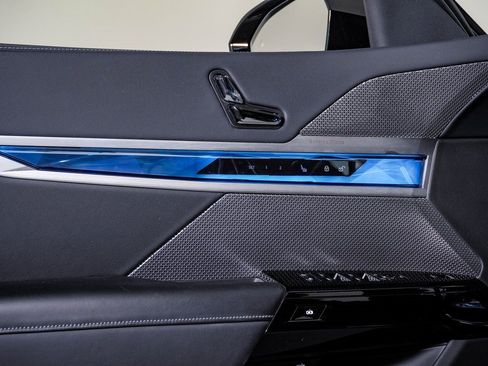 Used 2025 BMW 740i xDrive image 32