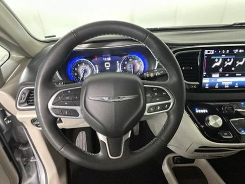Used 2023 Chrysler Pacifica Touring-L FWD image 14