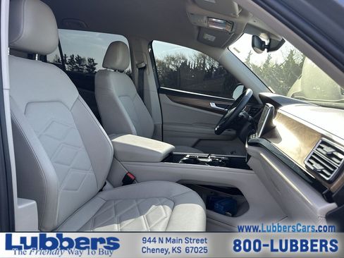 Used 2025 Volkswagen Atlas SE AWD/4WD image 23