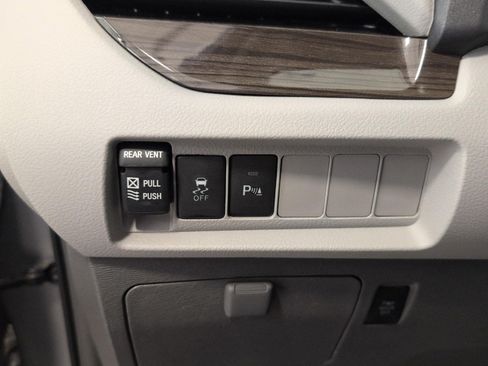 Used 2018 Toyota Sienna XLE w/ XLE Navigation Package FWD image 11