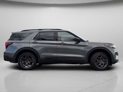 Used 2025 Ford Explorer ST-Line w/ ST-Line Street Pack image 10