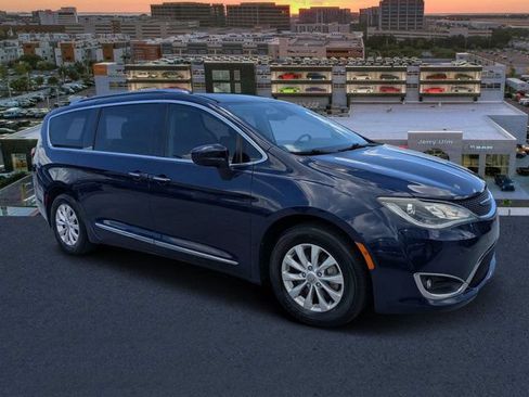 Used 2019 Chrysler Pacifica Touring-L w/ Advanced Safetytec Group FWD image 1
