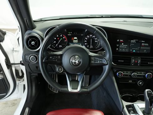 Used 2022 Alfa Romeo Giulia Veloce image 25