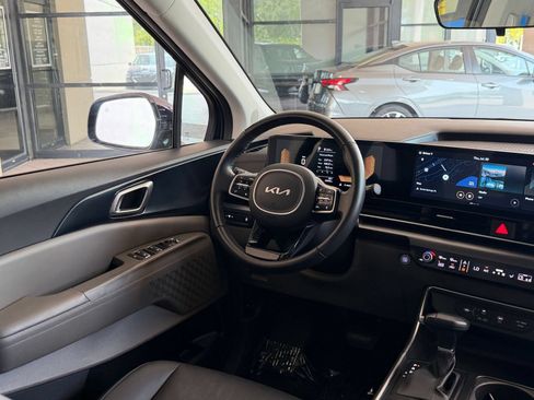 Used 2026 Kia Carnival FWD image 32