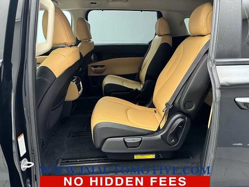 Used 2022 Kia Carnival EX FWD image 14