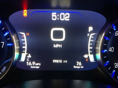 Used 2018 Chrysler Pacifica Limited w/ Tire & Wheel Group FWD image 13