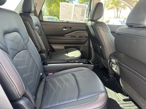 Used 2024 Nissan Pathfinder Platinum image 14