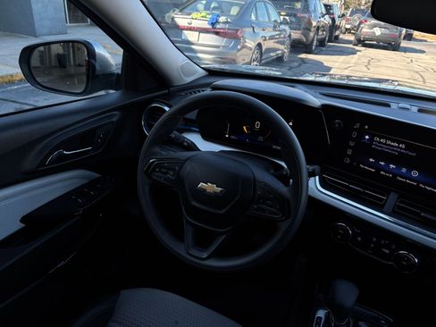Used 2025 Chevrolet Trax LT image 33